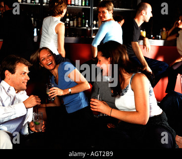 eine Gruppe von Menschen, die Geselligkeit in einem Pub nach der Arbeit Stockfoto