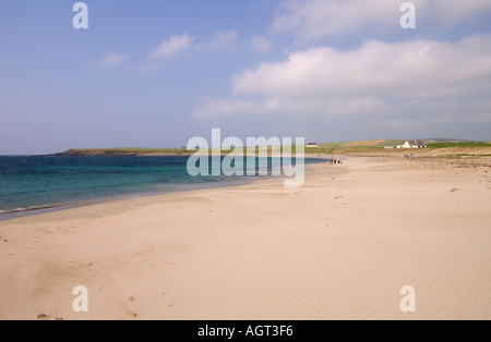 dh Bay of Skaill SANDWICK ORKNEY Menschen wandern entlang Sandstrand Spaziergang Sommerküste Stockfoto