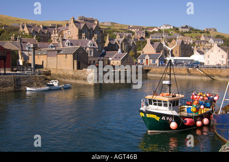 dh Hafen STROMNESS ORKNEY Gatter Fischerboot Stromness Kai anlegen Stockfoto