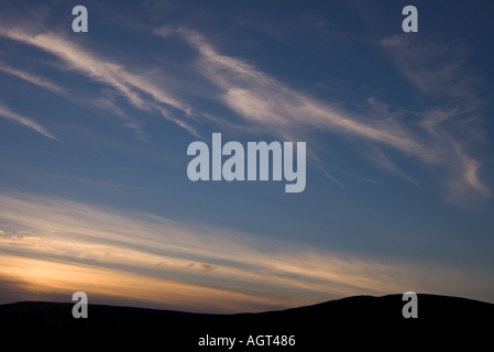 dh SKY Wetter Whispy weißen Wolken am Abend Licht Sonnenuntergang blauen Himmel Orphir Hügel Stockfoto