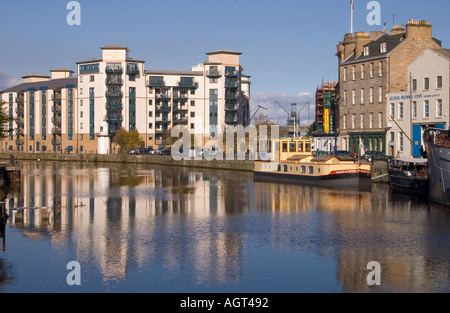 dh LEITH LOTHIAN neue Dockland Wohnungen Lastkahn und Altbauten neben Wasser von Leith Stockfoto