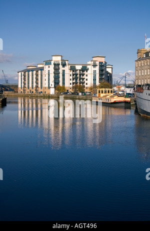 dh LEITH LOTHIAN neue Dockland Wohnungen Lastkahn und Altbauten neben Wasser von Leith Stockfoto