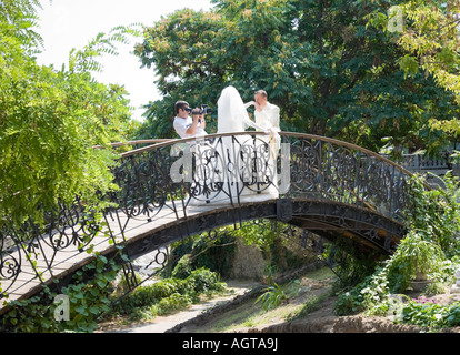 Ein Brautpaar in einem öffentlichen Park wird gefilmt mit einer Videokamera in Odessa / Ukraine Stockfoto