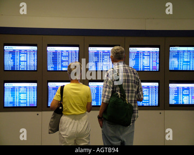 Delta Airlines Abfahrts- und Ankunftszeiten Anzeige Bretter Atlanta International Hartsfield Jackson International Airport Georgia USA Stockfoto