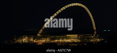 Wembley-Stadion in der Nacht in etwas Wasser mit seinen Lichtern auf der Bogen ist auch beleuchtet, dies ist ein Panorama Stockfoto