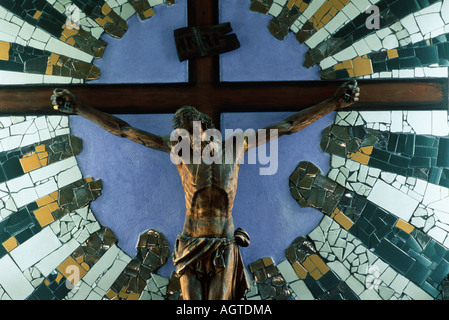 Kreuz / St. Barbara Kirche Stockfoto