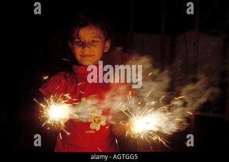 HMA79955 indische Mädchen hält zwei brennen hell Wunderkerzen Fire Cracker in ihren Händen auf Lichterfest Diwali in Indien Asien Stockfoto