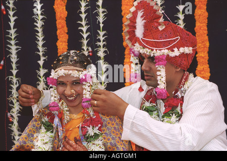 SBP79977 Maharashtrian indische Braut und indischen Braut Bräutigam segelnder Mangalshutra Vidhi in der Hochzeitszeremonie Herr #515 Stockfoto