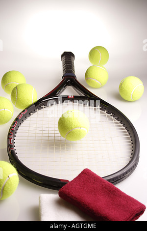 VDA79687 Tennisbälle grün acht mit einem Stahl-Tennisschläger und zwei Handgelenk Bands weißen und braunen Farbe Stockfoto
