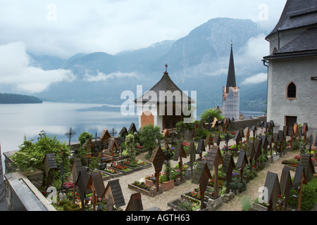 Friedhof mit Blick auf den See und die Berge in Hallstatt, einer kleinen malerischen Stadt am Westufer des Hallstätter Sees. Salzkammergut, Österreich. Stockfoto