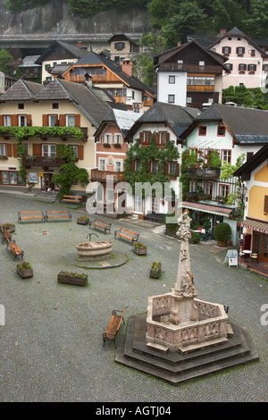 Blick von oben auf den Marktplatz, umgeben von traditionellen Häusern im Zentrum von Hallstatt, einer kleinen malerischen Stadt im Salzkammergut, Österreich Stockfoto