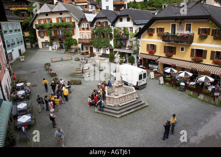 Eine Tourgruppe am Marktplatz in Hallstatt, einer kleinen malerischen Stadt im Salzkammergut, Österreich. Stockfoto