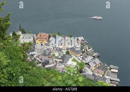 Aus der Vogelperspektive auf Hallstatt, eine kleine malerische Stadt am Westufer des Hallstätter Sees. Salzkammergut, Österreich. Stockfoto