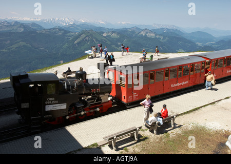 Zug auf der Cog railway station an der Spitze der Schafberg. Salzkammergut, Österreich. Stockfoto