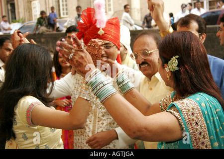 SSK79510 indische Gujarati Bräutigam inmitten tanzen Verwandten feiert seine Hochzeit Indien Model Release 667 Stockfoto