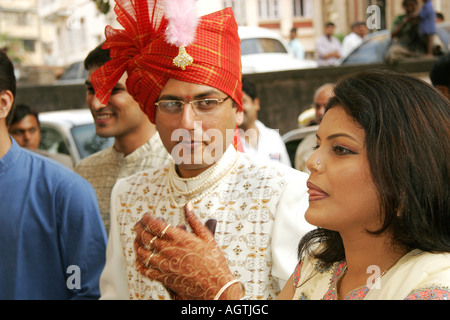 Indische Gujarati Bräutigam tragen Turban und gestickten Mantel genannt Shervani mit seiner Schwester am Tag seiner Hochzeit Indien Stockfoto