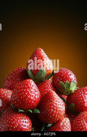 SSK79548 Frucht rote Erdbeeren vor dem gelb-schwarzen Hintergrund Stockfoto