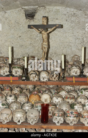 Beinhaus in der Kapelle von St. Michael. Ortschaft Hallstatt, Salzkammergut, Österreich. Stockfoto