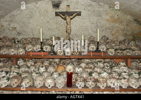 Bemalte menschliche Schädel, ausgestellt im Hallstätter Beinhaus in der Kapelle St. Michael. Hallstatt, Salzkammergut, Österreich. Stockfoto