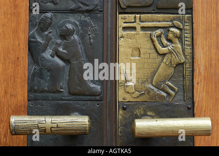 Türgriffe der Franziskanerkirche. Salzburg, Österreich. Stockfoto