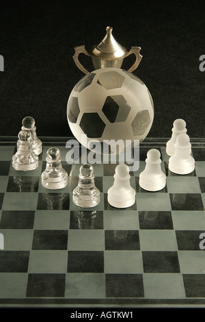 SSK79605 kleine Metallschale mit Ball Fußball auf Glas Schachbrett Stockfoto