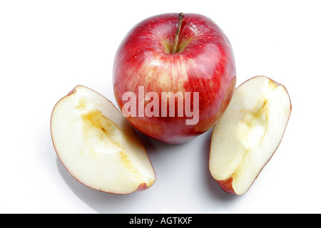 SSK79617 einen roten Apfel und zwei Zuschnitte gesundes Obst Stockfoto