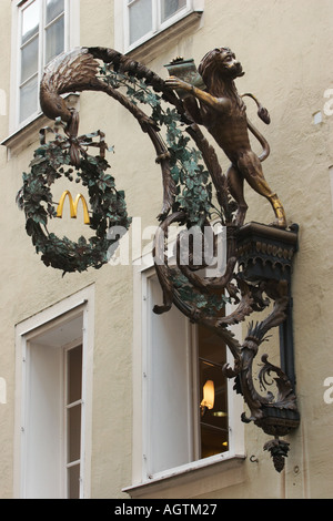 McDonalds schmiedeeisernen Zeichen in der Getreidegasse Straße. Salzburg, Österreich. Stockfoto