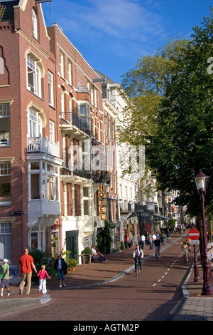 Reihenhäuser entlang des Flusses Amstel in Amsterdam Niederlande Stockfoto