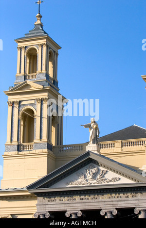 Kirchturm und Jesus auf die Mozes En Aaronkerk Kirche im Bereich Waterloo Plein Amsterdam Niederlande Stockfoto