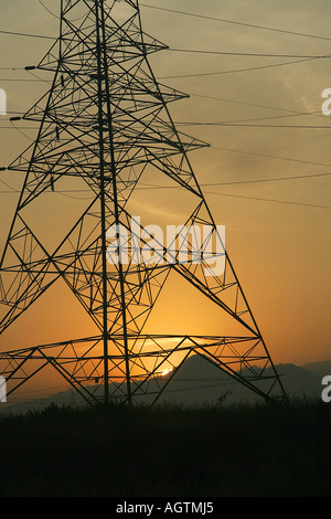 SSK79637 Strom Stromleitungen auf dem Expressway von Mumbai nach Pune, Maharashtra, Indien Stockfoto