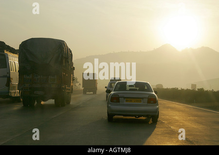 SSK79638 Verkehr bei Sonnenaufgang auf dem Expressway von Mumbai nach Pune, Maharashtra, Indien Stockfoto