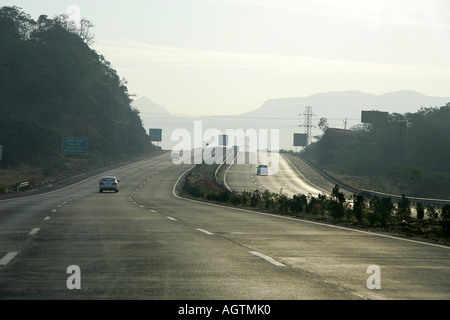 SSK79641 neue Straße Autobahn am frühen Morgen von Mumbai nach Pune, Maharashtra, Indien Stockfoto