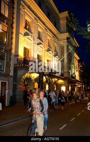 Menschen auf der Straße vor dem Royal Carre Theater in der Nacht in Amsterdam Niederlande Stockfoto