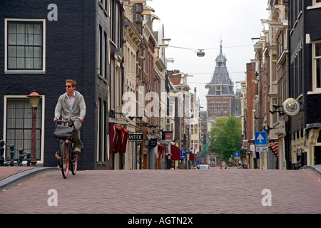 Mann mit dem Fahrrad auf der Straße in Amsterdam Niederlande Stockfoto