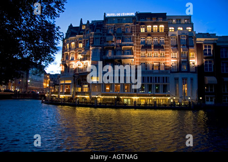 Das Hotel de L Europe bei Nacht entlang der Amstel in Amsterdam Niederlande Stockfoto