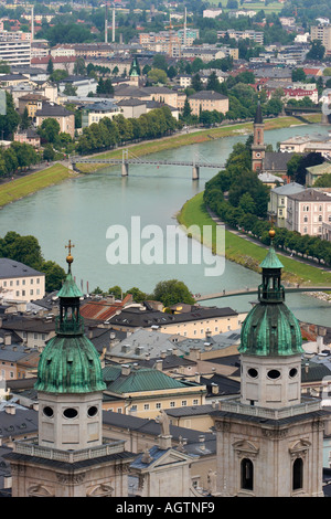 Niedrige Luftaufnahme der Salzburger Altstadt. Österreich. Stockfoto