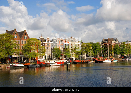 Reihenhäuser entlang des Flusses Amstel in Amsterdam Niederlande Stockfoto