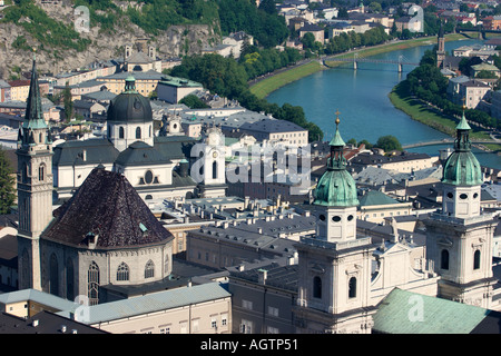 Niedrige Luftaufnahme der Salzburger Altstadt. Österreich. Stockfoto