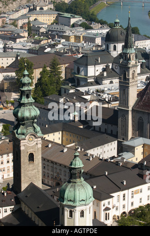 Niedrige Luftaufnahme der Salzburger Altstadt. Österreich. Stockfoto