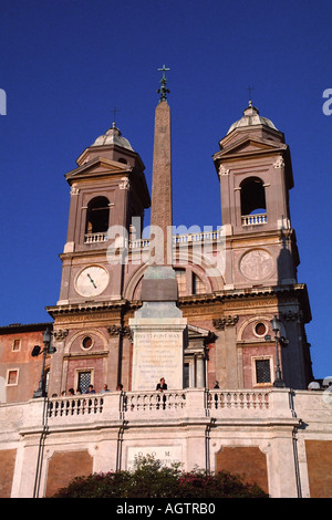 Fassade der Kirche Santissima Trinita dei Monti (Kirche der Allerheiligsten Dreifaltigkeit auf den Bergen), einer römisch-katholischen Titularkirche in Rom, Italien. Stockfoto