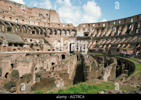 Ruinen des römischen Kolosseums, auch bekannt als Flavian Amphitheater, das größte antike Amphitheater, das jemals gebaut wurde. Rom, Italien. Stockfoto