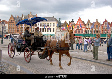 Eine Pferdekutsche Kutsche auf der großen Marktplatz in der Stadt Brügge in der belgischen Provinz Westflandern Stockfoto