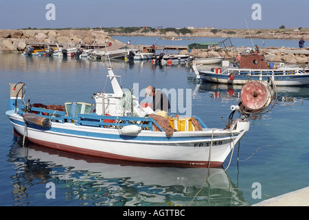 Fischer auf dem Boot mends seine Netze. Zypern. Stockfoto