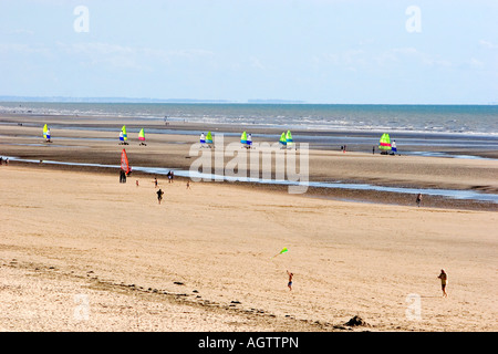 Land am Strand von Le Touquet Paris Plage im Département Pas-De-Calais Frankreich Segeln Stockfoto