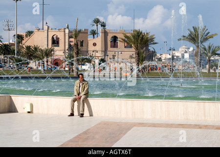 Tripoli, Libyen. Green Square Brunnen, Nationalmuseum im Hintergrund Stockfoto