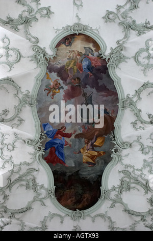 Ein Blick von unten auf das Wandbild an der Decke in der Abteikirche St. Peter. Salzburg, Österreich. Stockfoto