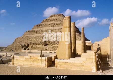 Ägypten, Sakkara. Die Stufenpyramide des Königs Djoser und Säulen des Gerichts He-Sed.       Entworfen von Imhotep Whohas ein museum Stockfoto