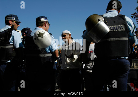 Israelische Polizisten überprüfen palästinensischen Zivilisten in der alten Stadt von Ost-Jerusalem Israel Stockfoto