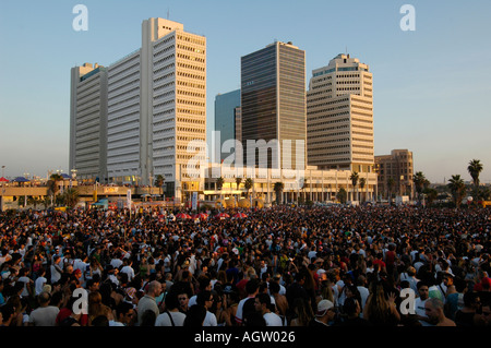 Massive Menge an der jährlichen LGBT Tel Aviv Pride Parade auch genannt "Love Parade" als Teil der internationalen Gay-Pride Monat. Israel Stockfoto