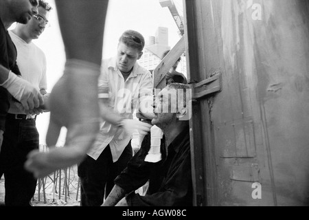 Sanitäter des MDA Magen David Adom Rettungsdienstes, der einen israelischen Zivilisten behandelt, der durch einen palästinensischen Terroranschlag in Tel Aviv Israel verletzt wurde Stockfoto